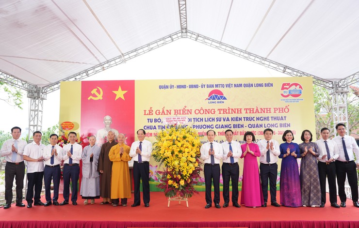 Long Biên gắn biển công trình chào mừng kỷ niệm 50 năm ngày Giải phóng miền Nam, thống nhất đất nước- Ảnh 4.