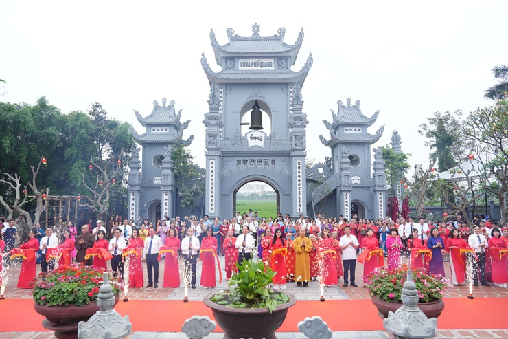 Long Biên gắn biển công trình chào mừng kỷ niệm 50 năm ngày Giải phóng miền Nam, thống nhất đất nước- Ảnh 5.