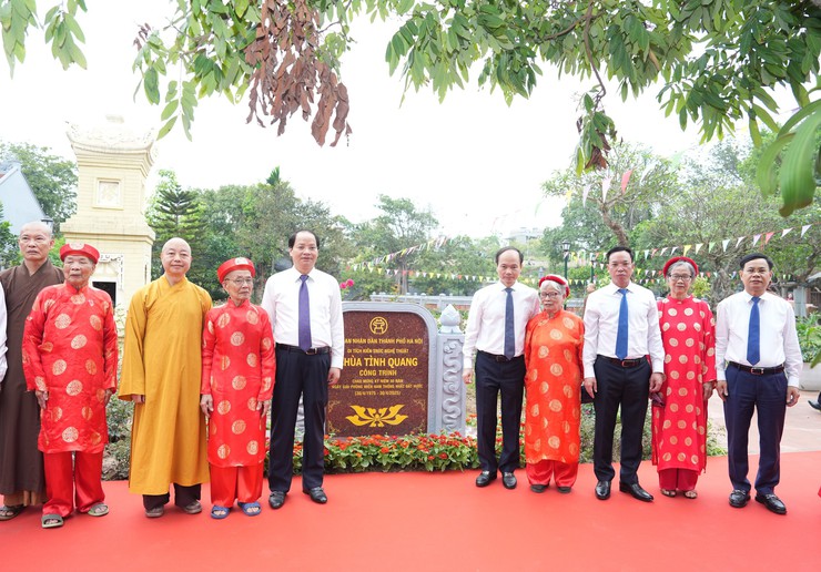 Long Biên gắn biển công trình chào mừng kỷ niệm 50 năm ngày Giải phóng miền Nam, thống nhất đất nước- Ảnh 7.