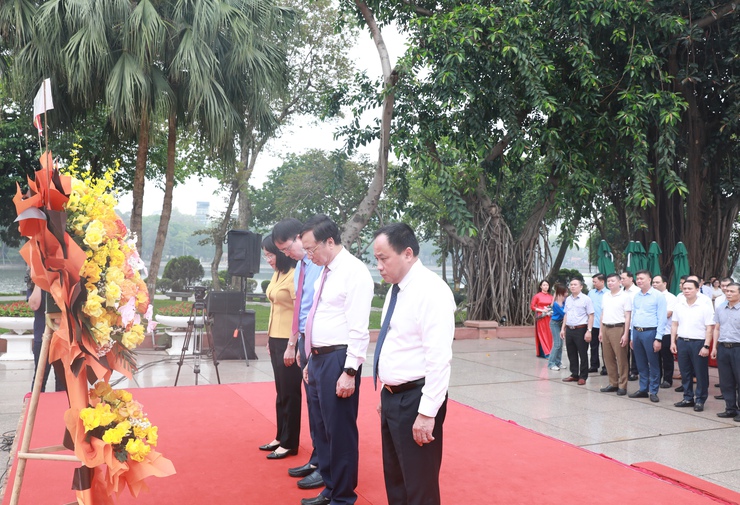 Đoàn đại biểu quận Hai Bà Trưng dâng hoa tại Tượng đài Bác Hồ - Bác Tôn- Ảnh 1.
