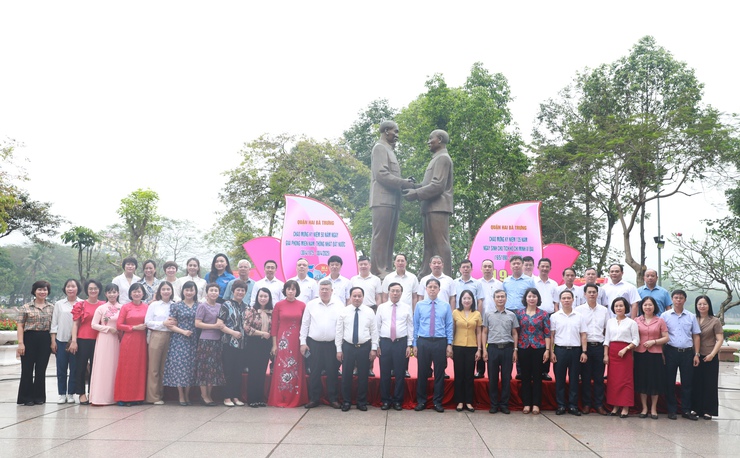 Đoàn đại biểu quận Hai Bà Trưng dâng hoa tại Tượng đài Bác Hồ - Bác Tôn- Ảnh 2.