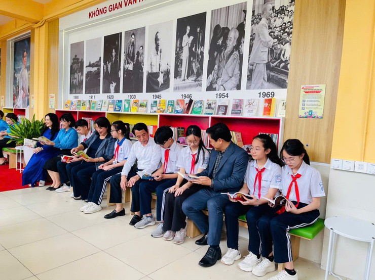 Cầu Giấy: Gắn biển công trình Dân vận khéo “Không gian văn hoá Hồ Chí Minh”- Ảnh 1.