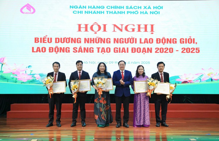 Thi đua tạo động lực xây dựng Chi nhánh NHCSXH Thành phố phát triển ổn định, bền vững- Ảnh 1.