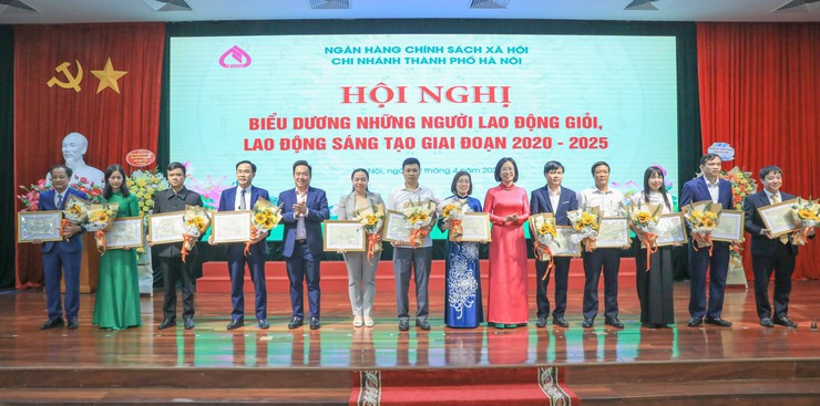 Thi đua tạo động lực xây dựng Chi nhánh NHCSXH Thành phố phát triển ổn định, bền vững- Ảnh 3.
