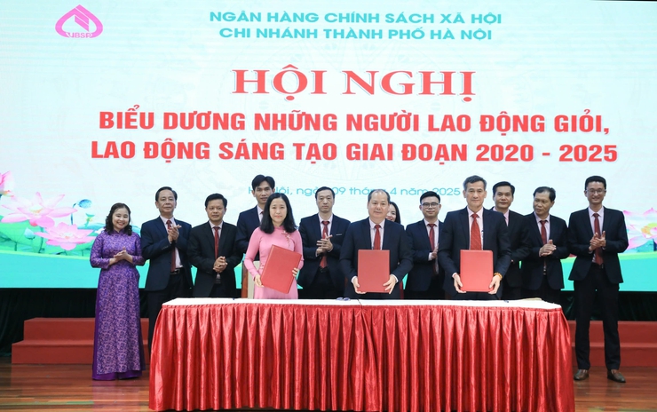 Thi đua tạo động lực xây dựng Chi nhánh NHCSXH Thành phố phát triển ổn định, bền vững- Ảnh 4.