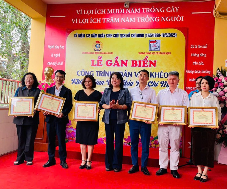 Cầu Giấy: Gắn biển công trình Dân vận khéo “Không gian văn hoá Hồ Chí Minh”- Ảnh 3.
