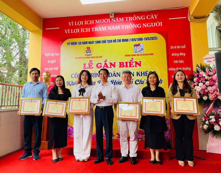 Cầu Giấy: Gắn biển công trình Dân vận khéo “Không gian văn hoá Hồ Chí Minh”- Ảnh 4.