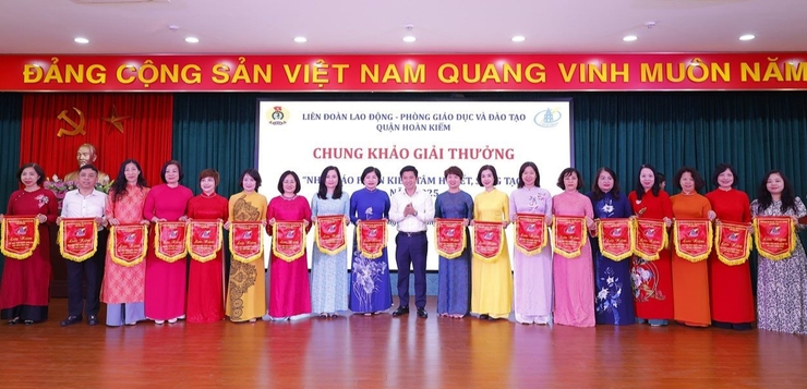 Tôn vinh những "ngọn lửa nghề" trong ngành Giáo dục Hoàn Kiếm - Hướng đến Thành phố học tập của UNESCO- Ảnh 8.