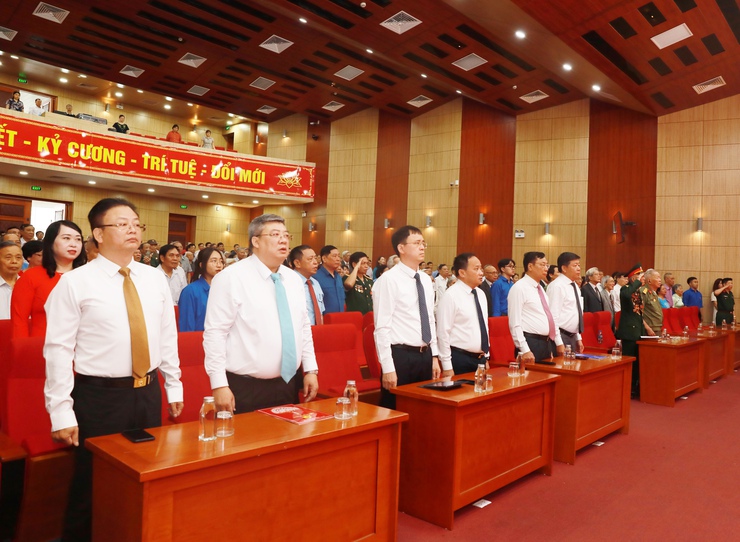 Phó Chủ tịch UBND Thành phố Dương Đức Tuấn trao Huy hiệu Đảng tặng đảng viên lão thành quận Hai Bà Trưng- Ảnh 1.