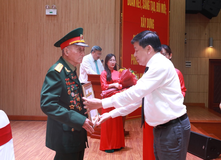 Phó Chủ tịch UBND Thành phố Dương Đức Tuấn trao Huy hiệu Đảng tặng đảng viên lão thành quận Hai Bà Trưng- Ảnh 2.