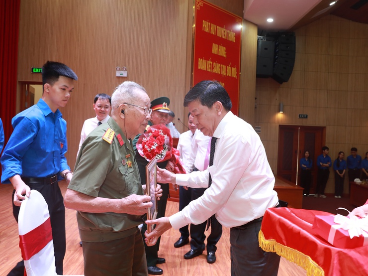 Phó Chủ tịch UBND Thành phố Dương Đức Tuấn trao Huy hiệu Đảng tặng đảng viên lão thành quận Hai Bà Trưng- Ảnh 3.