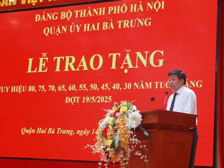 Phó Chủ tịch UBND Thành phố Dương Đức Tuấn trao Huy hiệu Đảng tặng đảng viên lão thành quận Hai Bà Trưng- Ảnh 4.