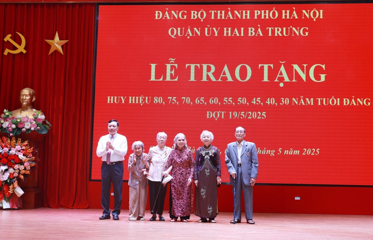 Phó Chủ tịch UBND Thành phố Dương Đức Tuấn trao Huy hiệu Đảng tặng đảng viên lão thành quận Hai Bà Trưng- Ảnh 5.
