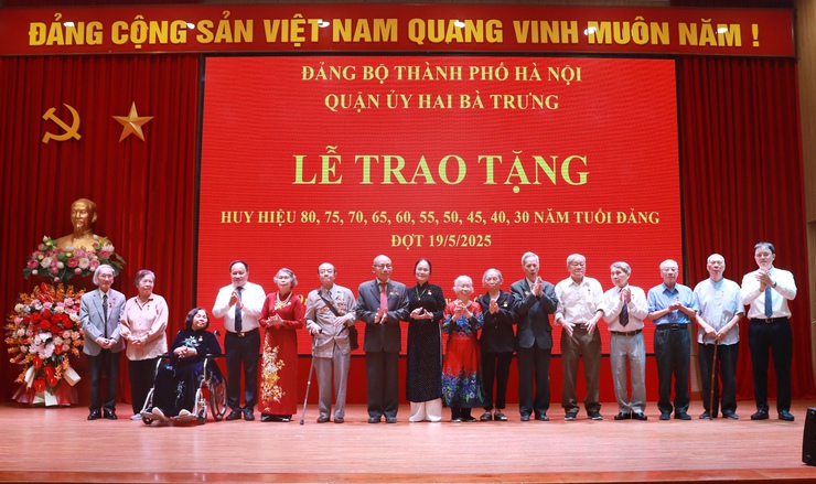 Phó Chủ tịch UBND Thành phố Dương Đức Tuấn trao Huy hiệu Đảng tặng đảng viên lão thành quận Hai Bà Trưng- Ảnh 6.
