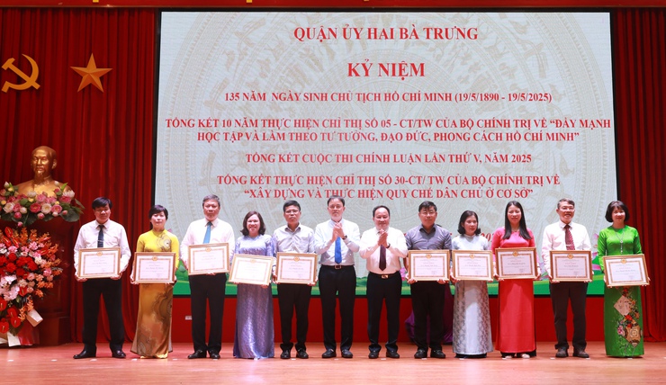 Quận Hai Bà Trưng: Khen thưởng nhiều tập thể, cá nhân thực hiện tốt Chỉ thị 05-CT/TW, trao giải Cuộc thi chính luận lần thứ 5- Ảnh 2.