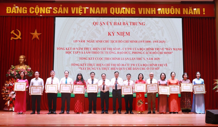 Quận Hai Bà Trưng: Khen thưởng nhiều tập thể, cá nhân thực hiện tốt Chỉ thị 05-CT/TW, trao giải Cuộc thi chính luận lần thứ 5- Ảnh 4.