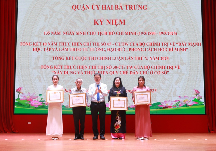 Quận Hai Bà Trưng: Khen thưởng nhiều tập thể, cá nhân thực hiện tốt Chỉ thị 05-CT/TW, trao giải Cuộc thi chính luận lần thứ 5- Ảnh 5.
