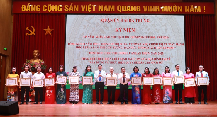 Quận Hai Bà Trưng: Khen thưởng nhiều tập thể, cá nhân thực hiện tốt Chỉ thị 05-CT/TW, trao giải Cuộc thi chính luận lần thứ 5- Ảnh 3.