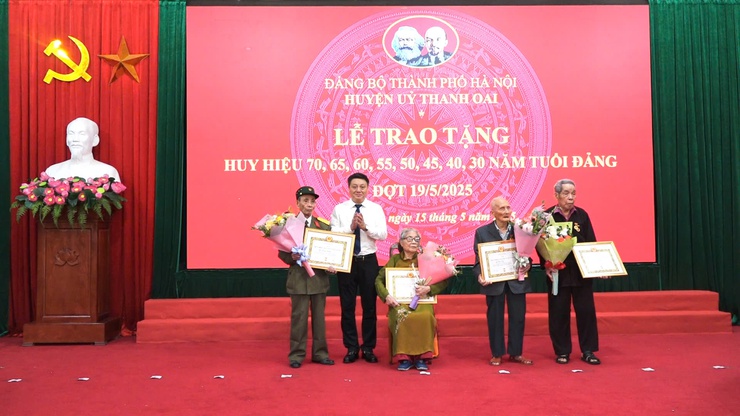 Party veterans awarded medals at Thanh Oai District- Ảnh 2. Party veterans awarded medals at Thanh Oai District- Ảnh 2.