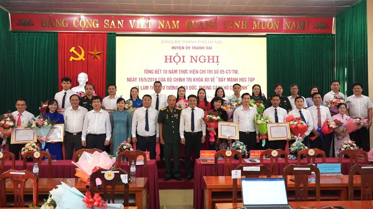 Thanh Oai: Khen thưởng nhiều tập thể, cá nhân điển 
 hình trong “Học tập và làm theo tư tưởng, đạo đức, phong cách Hồ Chí Minh”- Ảnh 6.