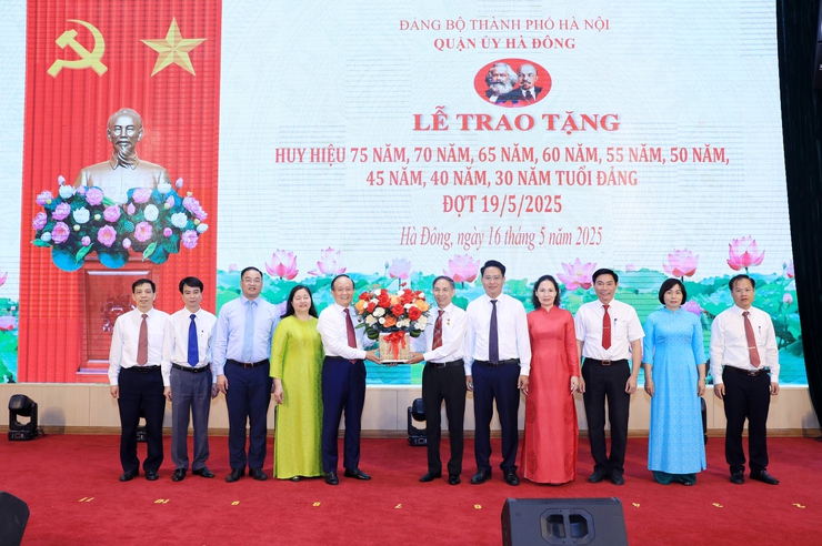 Hanoi People's Council Chairman awards medals to Party members in Ha Dong- Ảnh 1.
