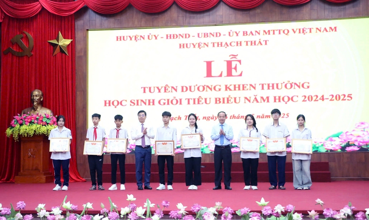 Thạch Thất tuyên dương học sinh giỏi tiêu biểu năm học 2024-2025- Ảnh 1.
