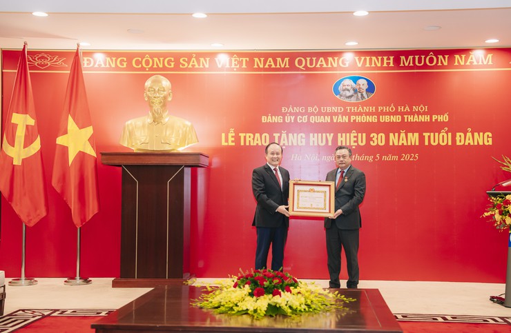 Chủ tịch UBND Thành phố Trần Sỹ Thanh vinh dự đón nhận Huy hiệu 30 năm tuổi Đảng- Ảnh 4. Chủ tịch UBND Thành phố Trần Sỹ Thanh vinh dự đón nhận Huy hiệu 30 năm tuổi Đảng- Ảnh 4.