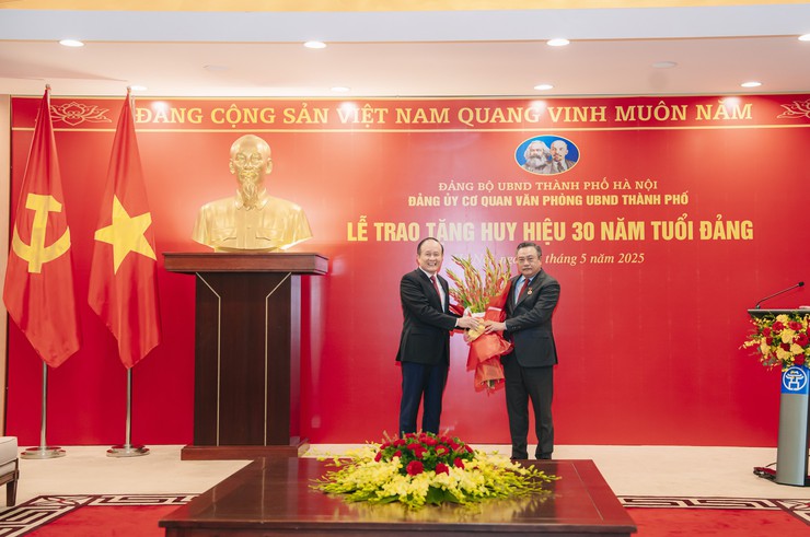 Chủ tịch UBND Thành phố Trần Sỹ Thanh vinh dự đón nhận Huy hiệu 30 năm tuổi Đảng- Ảnh 5. Chủ tịch UBND Thành phố Trần Sỹ Thanh vinh dự đón nhận Huy hiệu 30 năm tuổi Đảng- Ảnh 5.