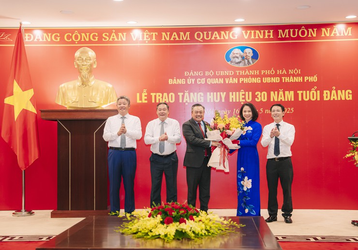 Chủ tịch UBND Thành phố Trần Sỹ Thanh vinh dự đón nhận Huy hiệu 30 năm tuổi Đảng- Ảnh 10.