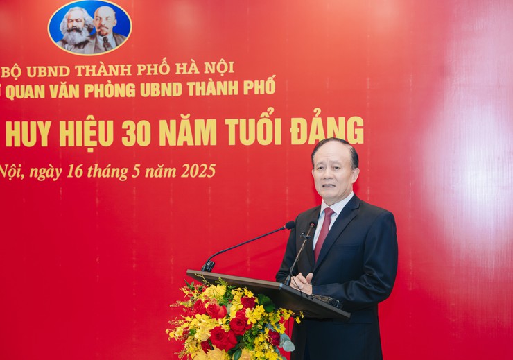 Chủ tịch UBND Thành phố Trần Sỹ Thanh vinh dự đón nhận Huy hiệu 30 năm tuổi Đảng- Ảnh 6.