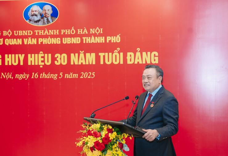 Chủ tịch UBND Thành phố Trần Sỹ Thanh vinh dự đón nhận Huy hiệu 30 năm tuổi Đảng- Ảnh 8. Chủ tịch UBND Thành phố Trần Sỹ Thanh vinh dự đón nhận Huy hiệu 30 năm tuổi Đảng- Ảnh 8.