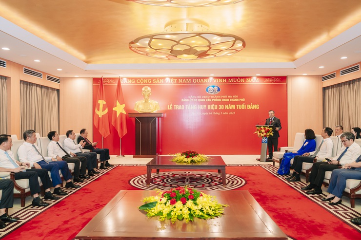 Chủ tịch UBND Thành phố Trần Sỹ Thanh vinh dự đón nhận Huy hiệu 30 năm tuổi Đảng- Ảnh 9.