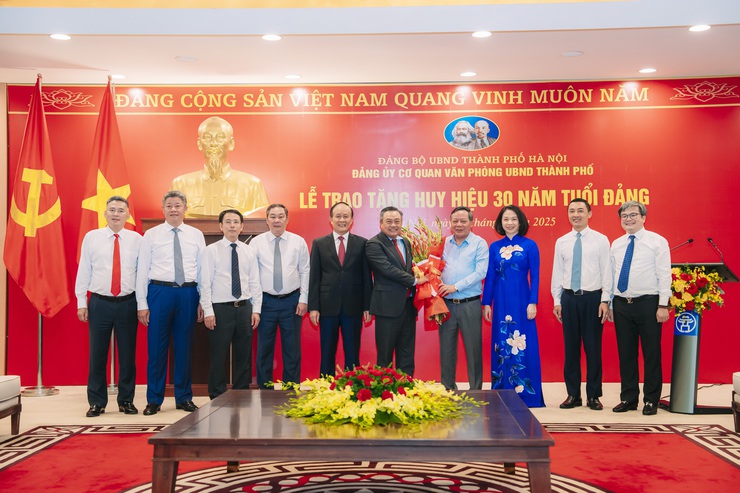 Chủ tịch UBND Thành phố Trần Sỹ Thanh vinh dự đón nhận Huy hiệu 30 năm tuổi Đảng- Ảnh 7.