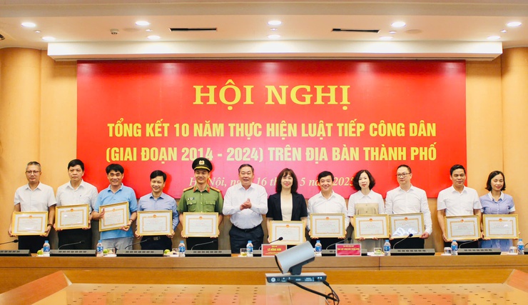 Hà Nội: Khen thưởng 79 tập thể, cá nhân có nhiều thành tích trong 10 năm thực hiện Luật Tiếp công dân- Ảnh 2.