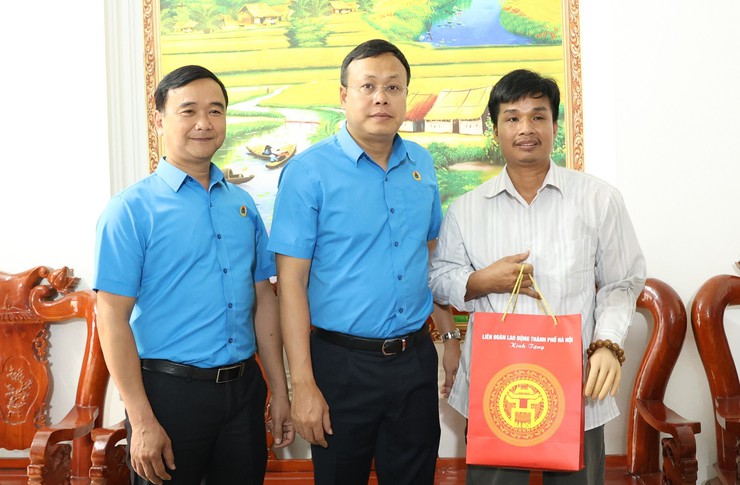Lãnh đạo Liên đoàn Lao động Thành phố thăm, tặng quà công nhân lao động ngành Dệt - May- Ảnh 1.