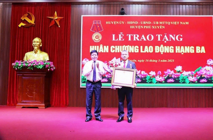 Phó Chủ tịch UBND Thành phố Dương Đức Tuấn trao Huy hiệu Đảng tại huyện Phú Xuyên- Ảnh 1.