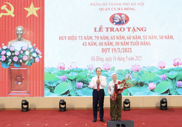 Hanoi People's Council Chairman awards medals to Party members in Ha Dong- Ảnh 2.