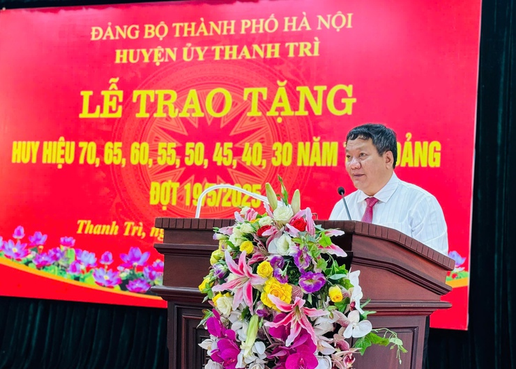 Trưởng ban Tuyên giáo và Dân vận Thành ủy Nguyễn Doãn Toản trao Huy hiệu Đảng tại huyện Thanh Trì- Ảnh 1.