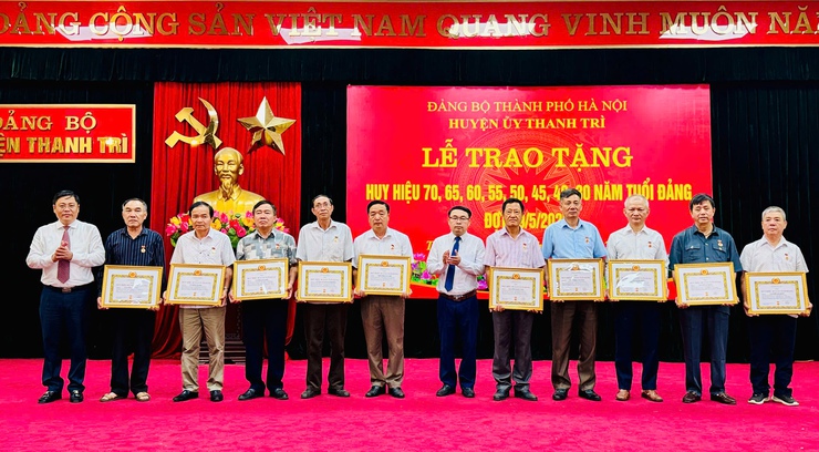 Trưởng ban Tuyên giáo và Dân vận Thành ủy Nguyễn Doãn Toản trao Huy hiệu Đảng tại huyện Thanh Trì- Ảnh 4.