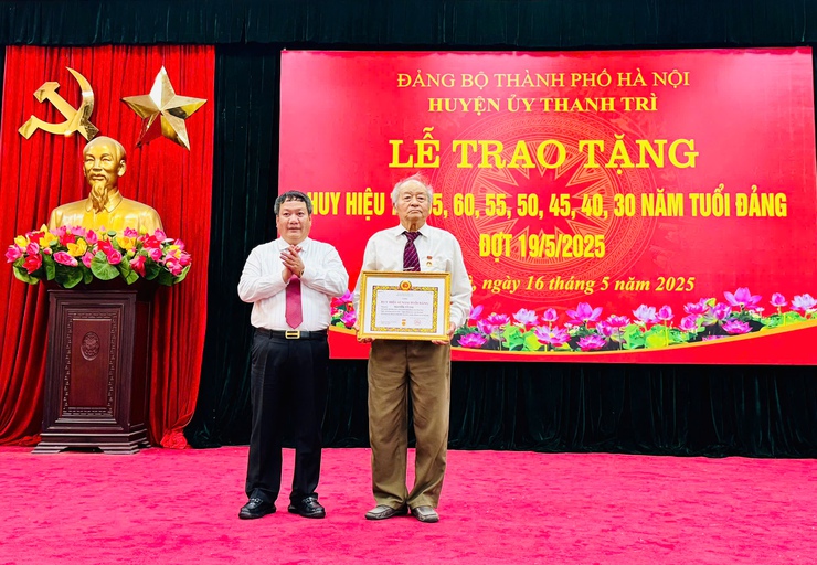 Trưởng ban Tuyên giáo và Dân vận Thành ủy Nguyễn Doãn Toản trao Huy hiệu Đảng tại huyện Thanh Trì- Ảnh 2.