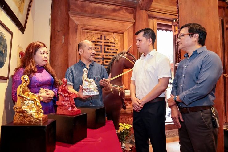 Triển lãm "Sắc Son" khơi dậy không gian văn hóa đình Hà Vĩ- Ảnh 2.