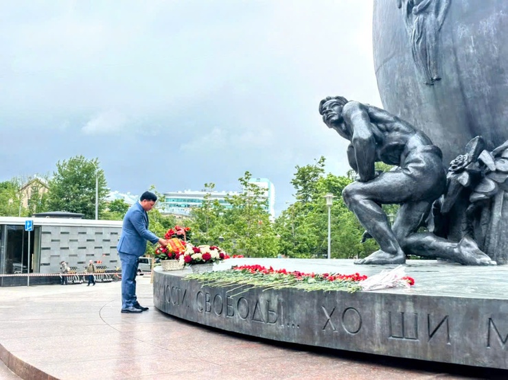 Đoàn công tác Công an thành phố Hà Nội dâng hoa tại Quảng trường Hồ Chí Minh ở thành phố Mát-xcơ-va, Liên bang Nga nhân dịp kỷ niệm 135 năm Ngày sinh Chủ tịch Hồ Chí Minh- Ảnh 1.