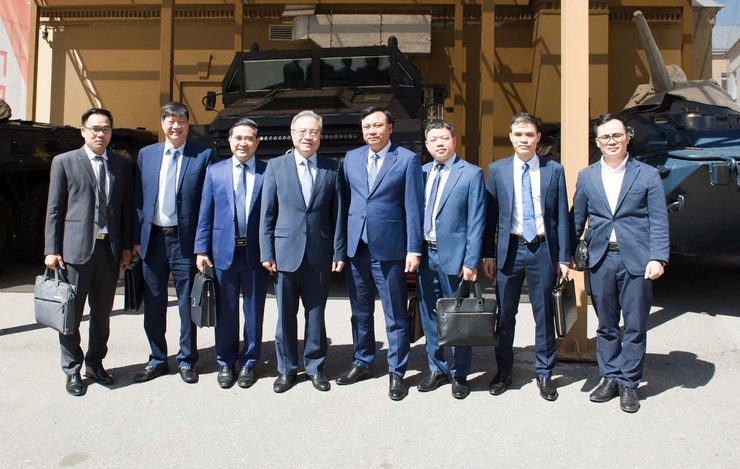 Đoàn công tác Công an thành phố Hà Nội dâng hoa tại Quảng trường Hồ Chí Minh ở thành phố Mát-xcơ-va, Liên bang Nga nhân dịp kỷ niệm 135 năm Ngày sinh Chủ tịch Hồ Chí Minh- Ảnh 7.