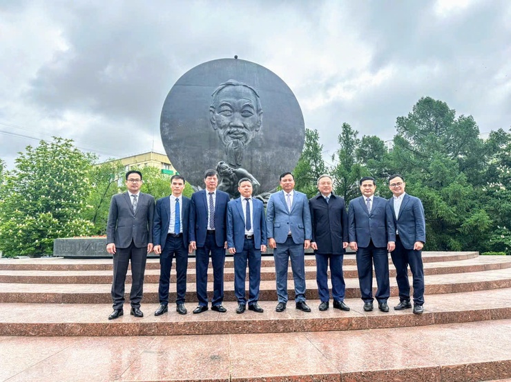 Đoàn công tác Công an thành phố Hà Nội dâng hoa tại Quảng trường Hồ Chí Minh ở thành phố Mát-xcơ-va, Liên bang Nga nhân dịp kỷ niệm 135 năm Ngày sinh Chủ tịch Hồ Chí Minh- Ảnh 2.