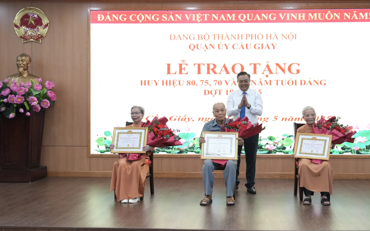 Hanoi mayor presents Party badges to veteran members in Cau Giay District- Ảnh 1.