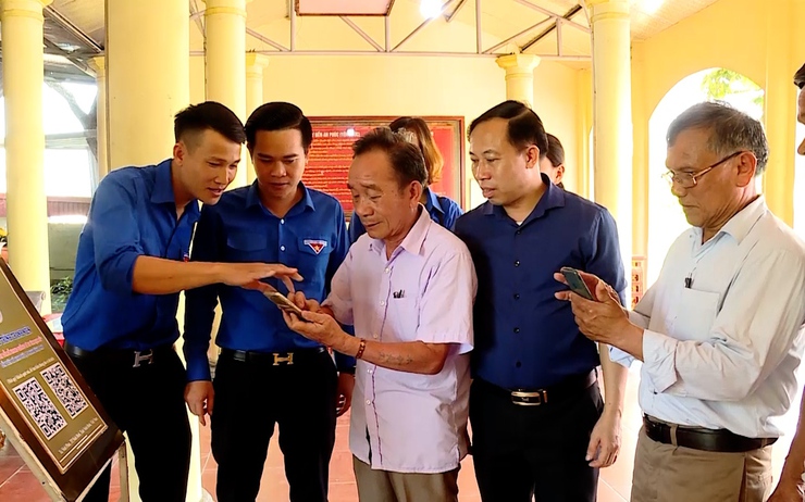 Hanoi promotes the role of the elderly in digital transformation, green growth- Ảnh 1.