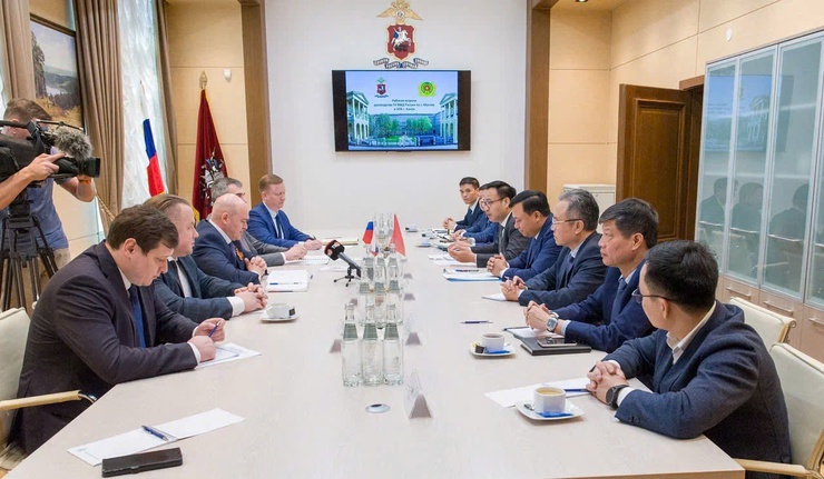 Đoàn công tác Công an thành phố Hà Nội dâng hoa tại Quảng trường Hồ Chí Minh ở thành phố Mát-xcơ-va, Liên bang Nga nhân dịp kỷ niệm 135 năm Ngày sinh Chủ tịch Hồ Chí Minh- Ảnh 3.