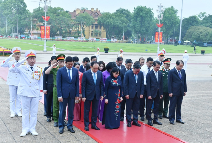 Central, Hanoi leaders pay tribute to President Ho Chi Minh and fallen heroes- Ảnh 2.