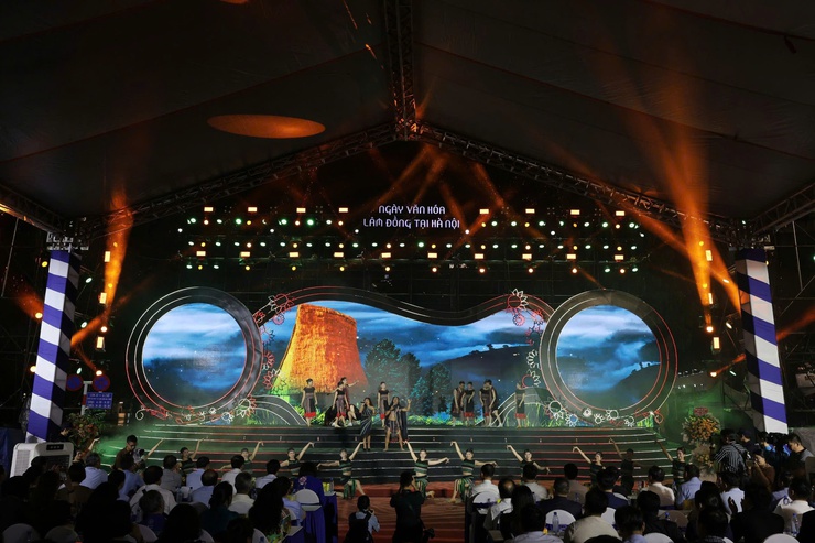 A glimpse of Lam Dong in Hanoi: cultural days celebrate highland heritage- Ảnh 4.