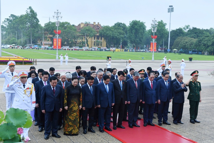 Central, Hanoi leaders pay tribute to President Ho Chi Minh and fallen heroes- Ảnh 1.